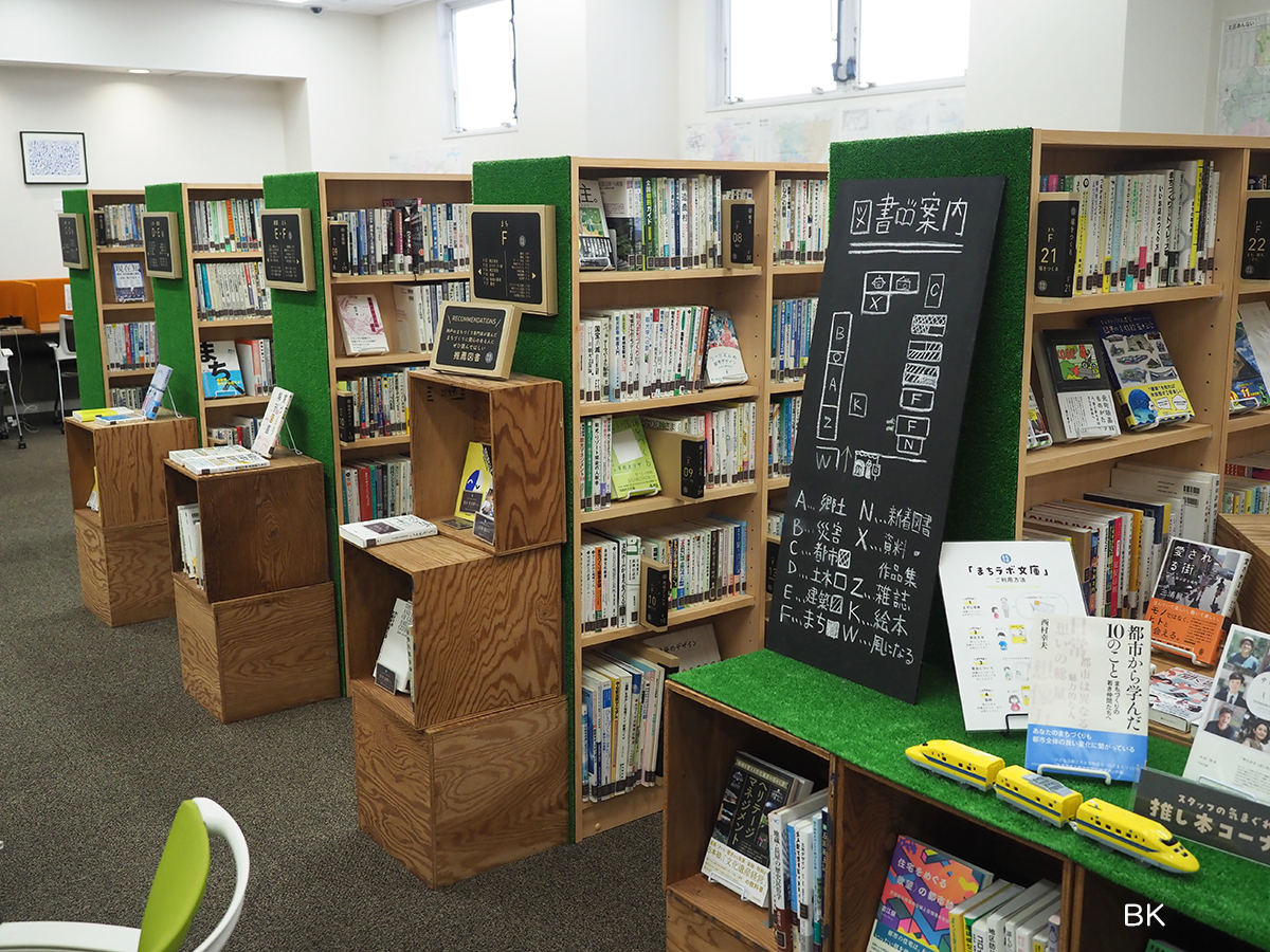 小規模ながら図書館施設もある。
