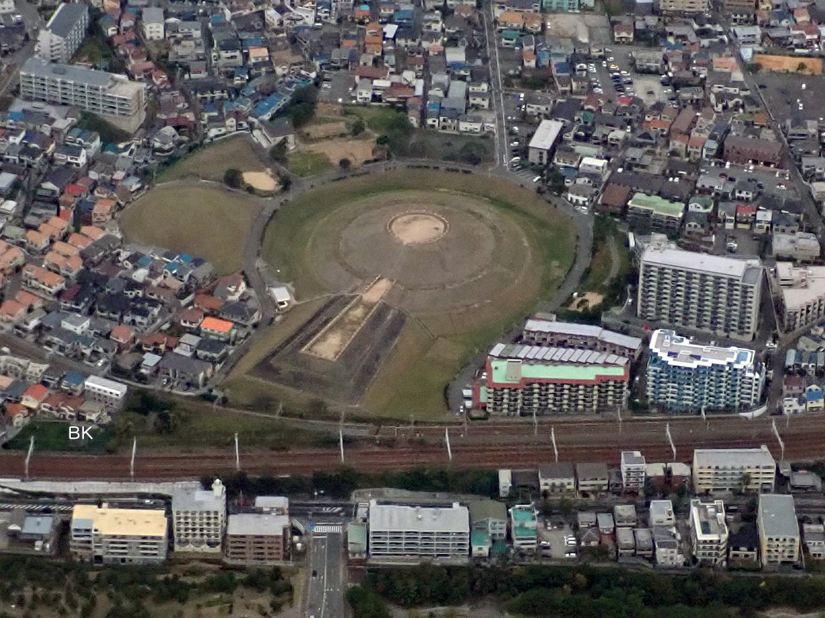 神戸空港に着陸する機内から見える五色塚古墳。