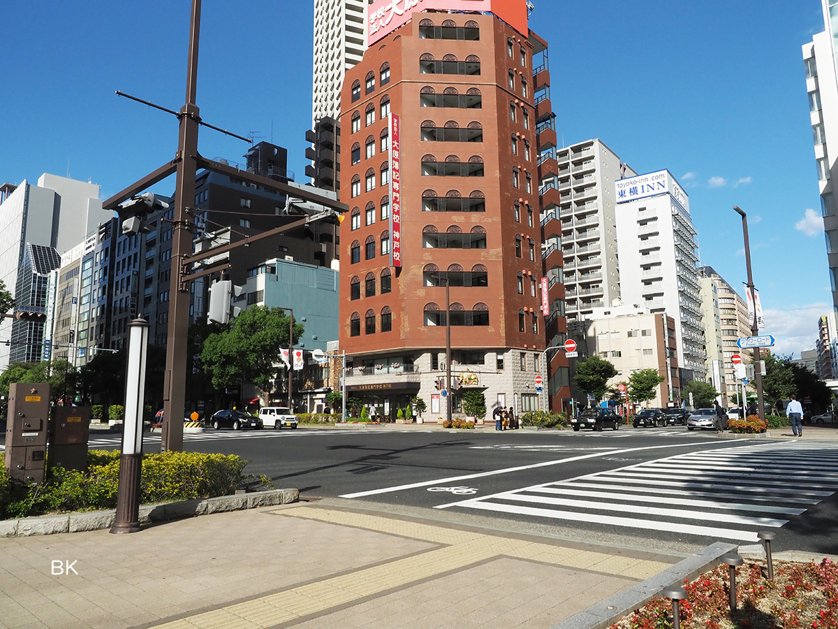 神戸市役所南交差点、視界が広がる場所になる。