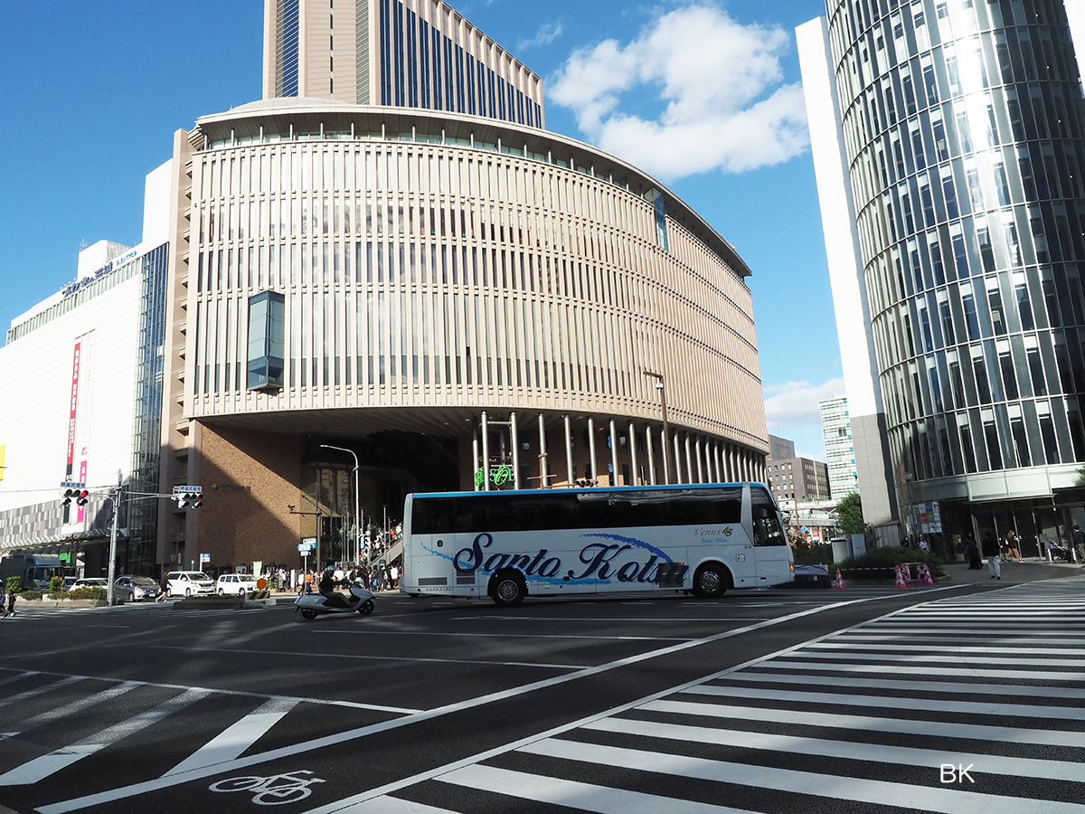 国際会館前をパレード車両は左折する。