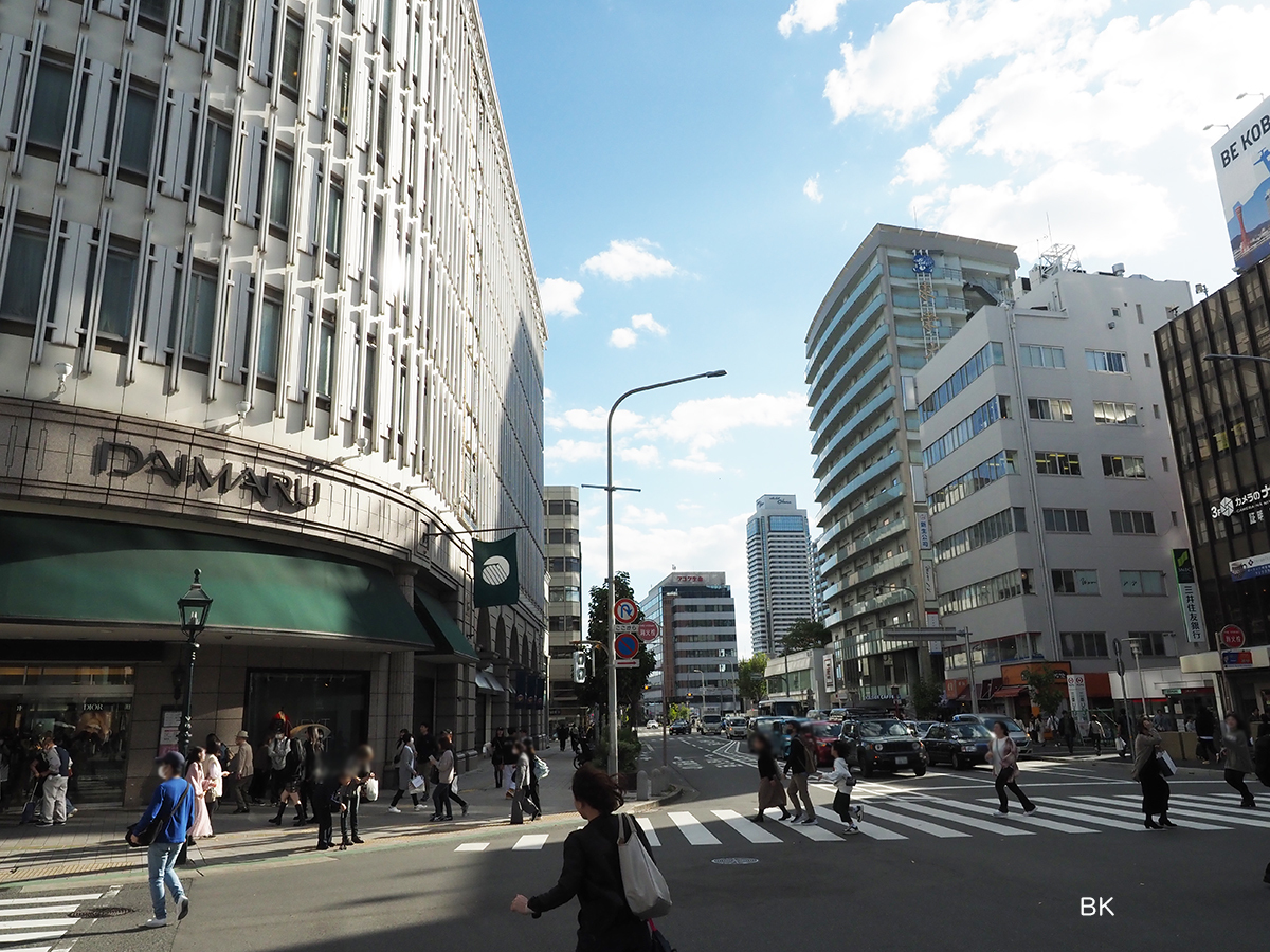 左側に大丸神戸店を見ながら進む。