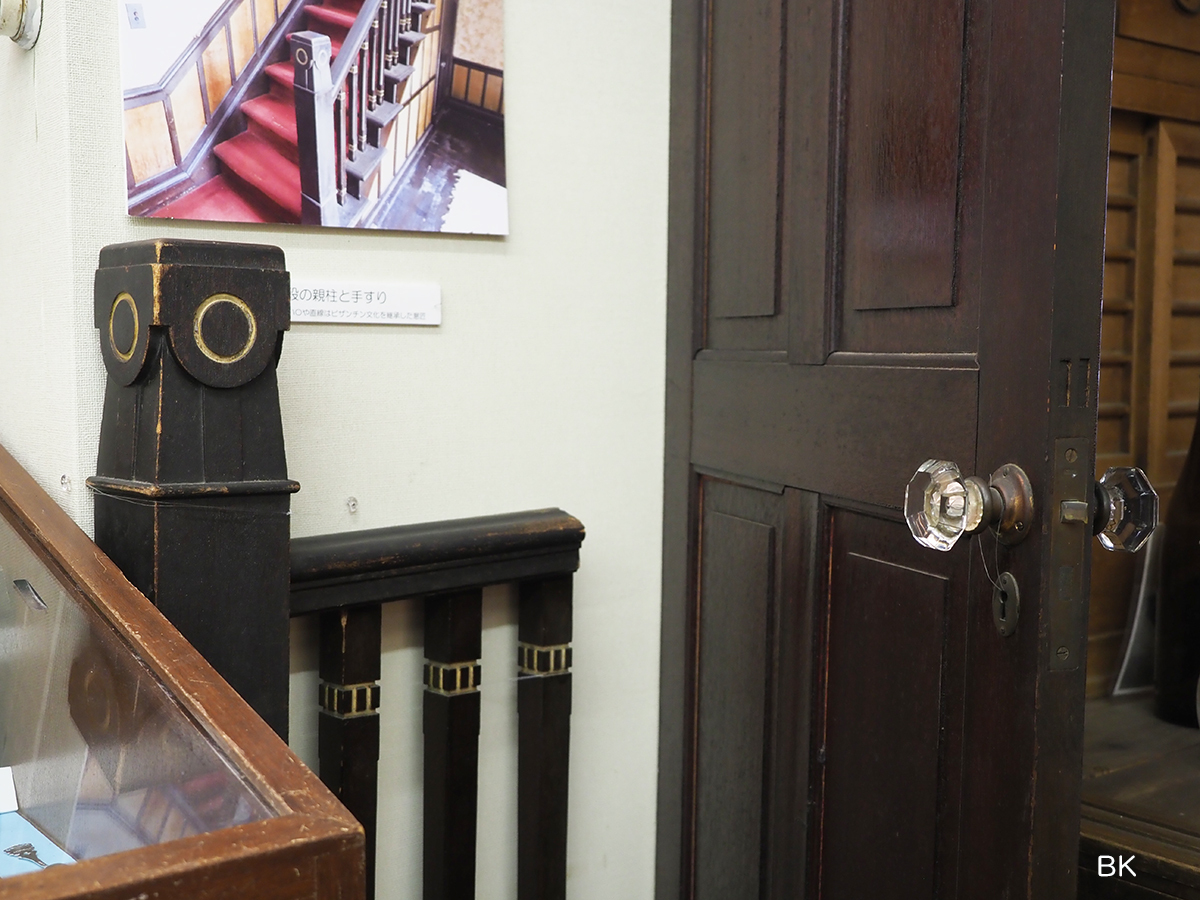 古澤家住宅で使われていたドアと手すりの一部。