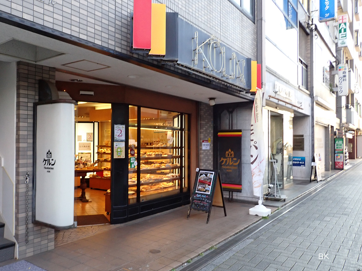 茜が友達に声をかけられたパン屋の店頭。