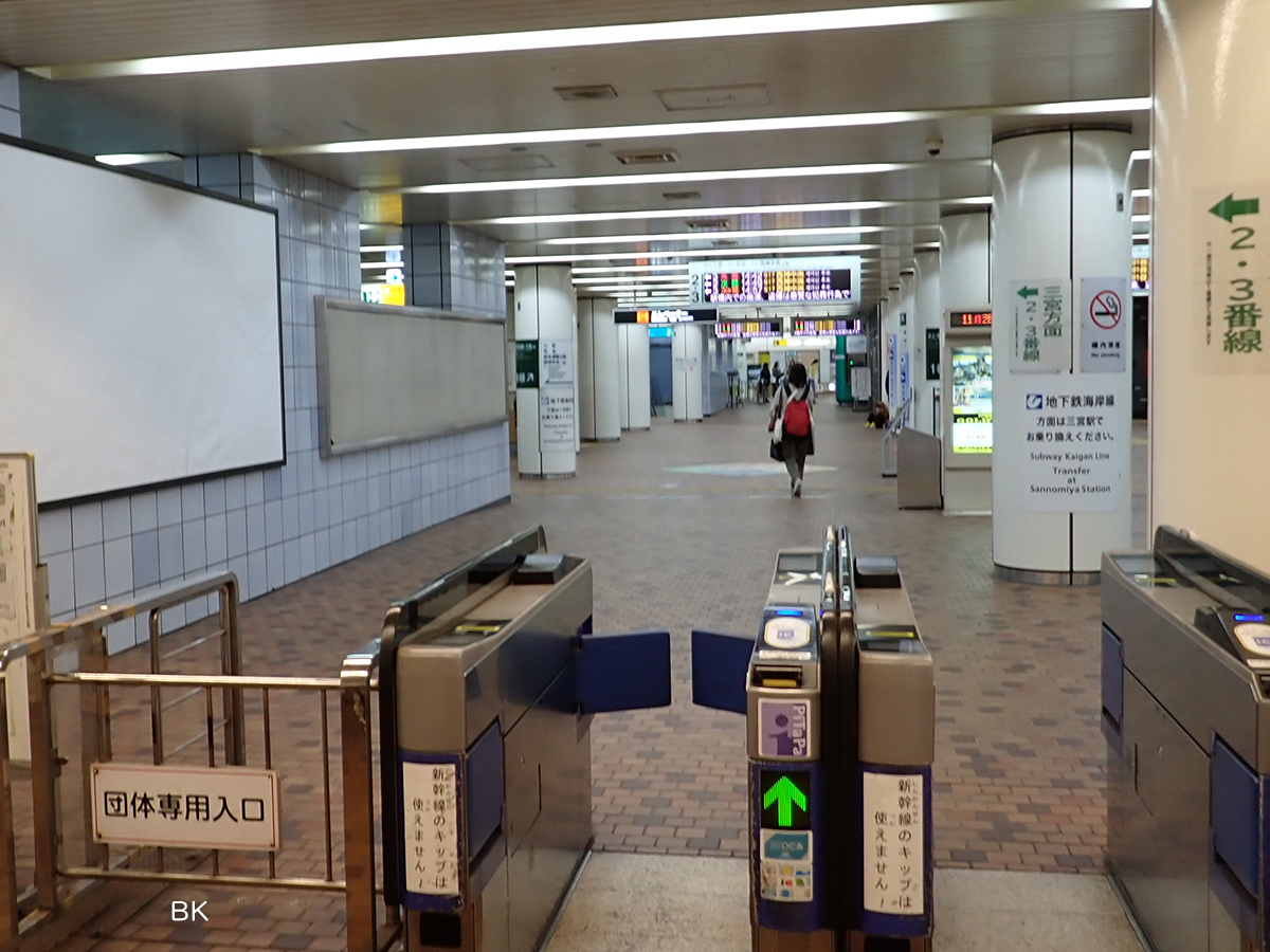 美璃が笑顔で母親を見送った新神戸駅改札。