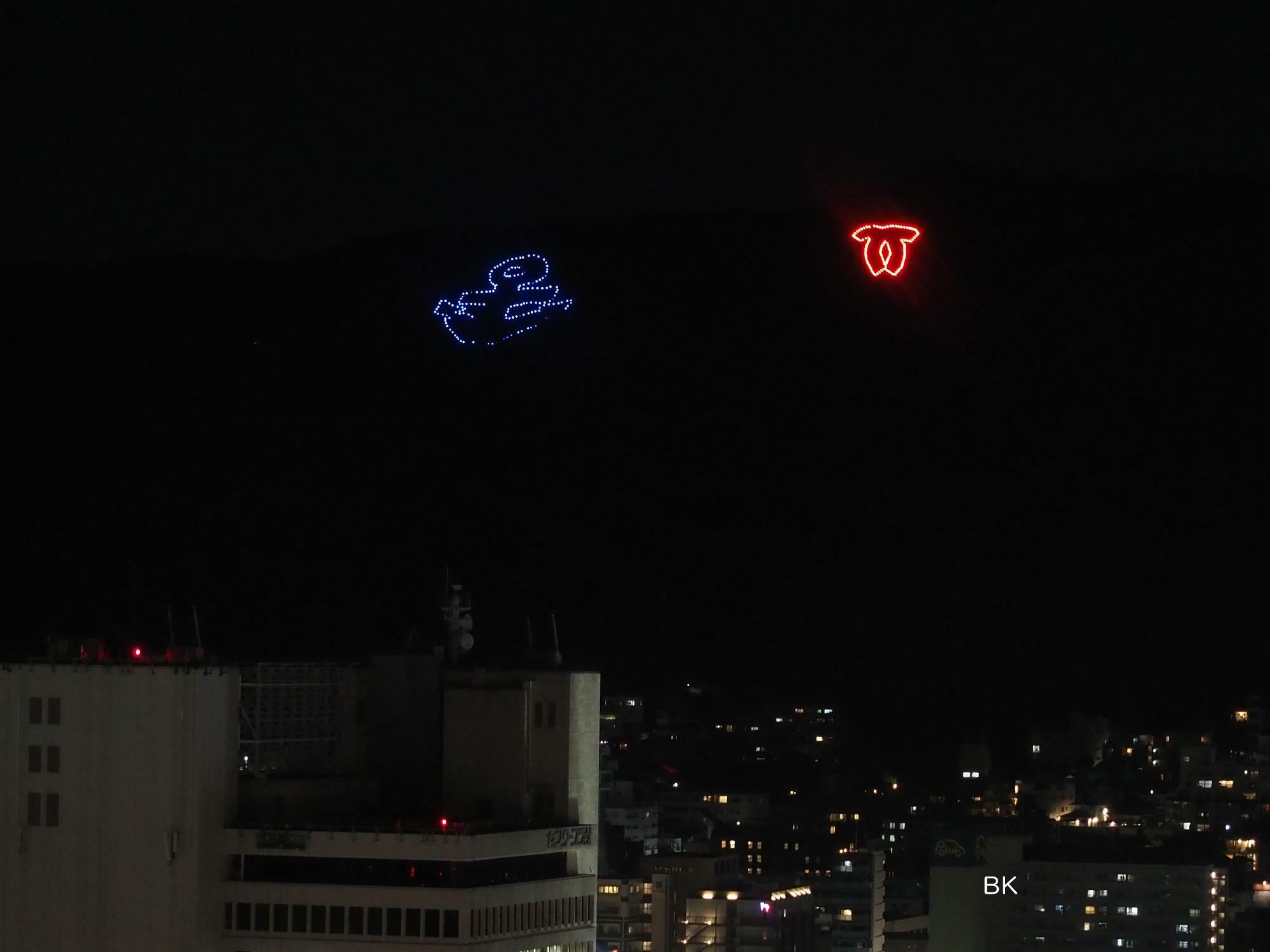 神戸市章の電飾もレッドに。