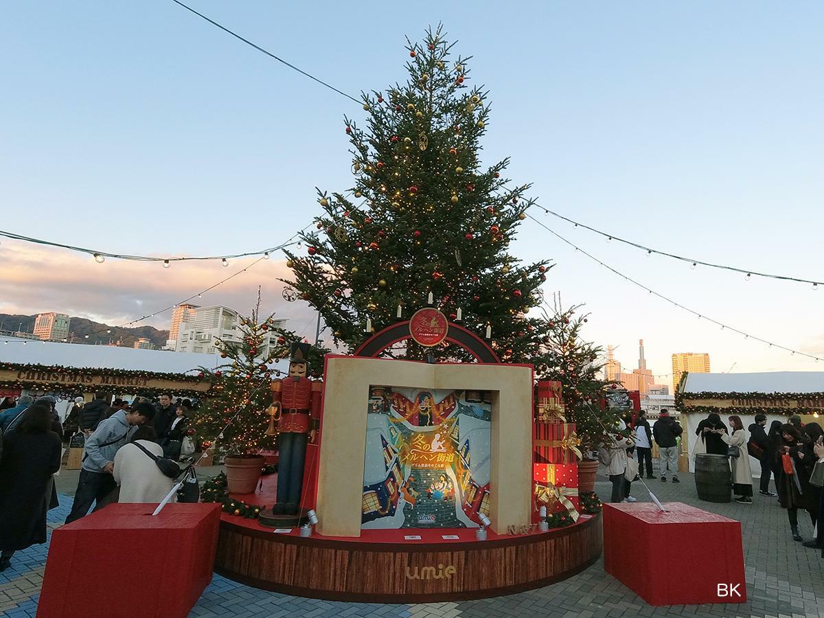 クリスマスマーケット中央にあるクリスマスツリーは人気のフォトスポット。