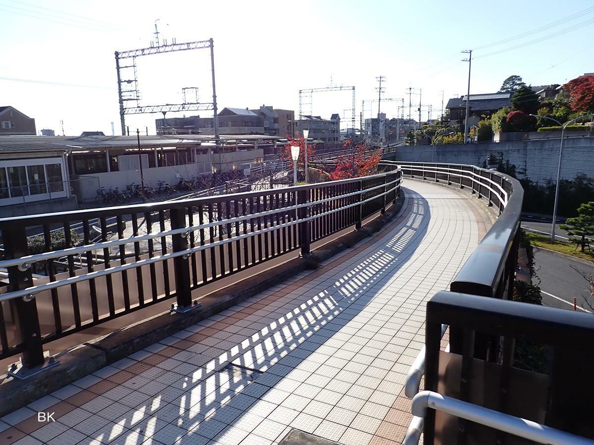 茜がひとりで歩く阪急御影駅近くの歩道橋。