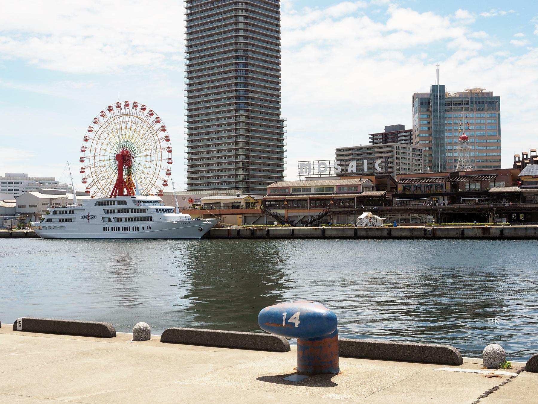 空と沙菜が語る場所は神戸港中突堤。正面にモザイクが見える。