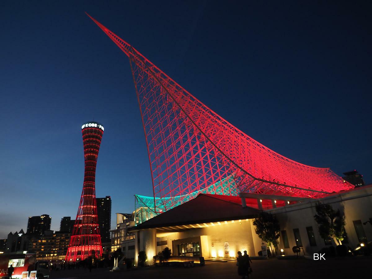再点灯されたポートタワーと神戸海洋博物館のライトアップ。