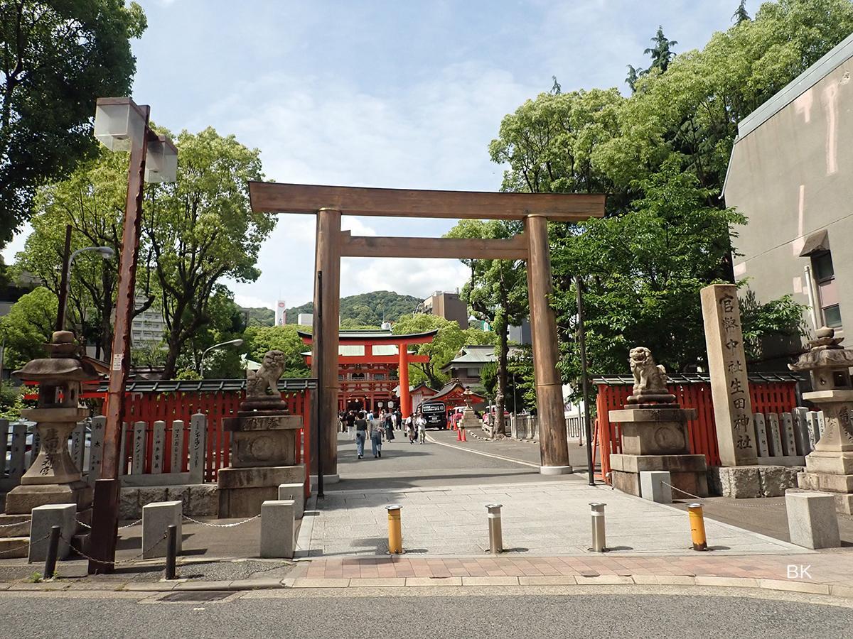 生田神社鳥居。