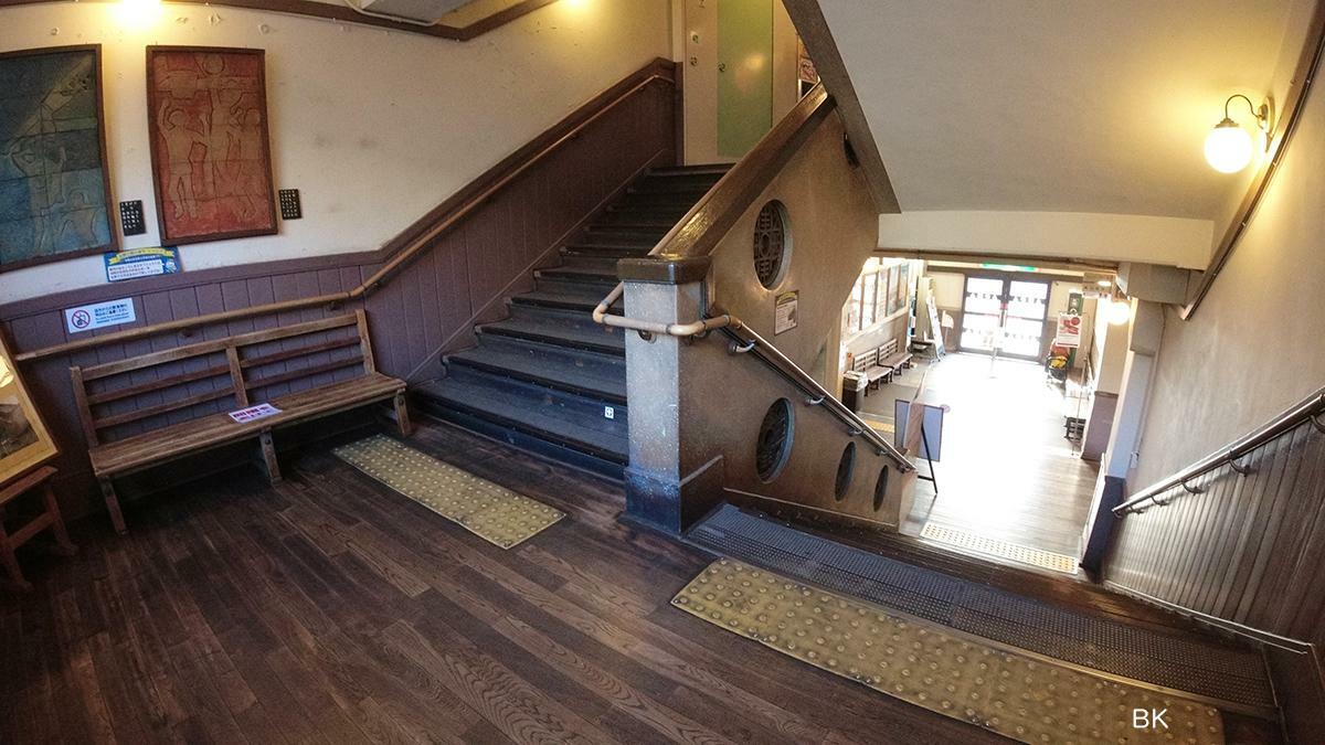 階段の踊り場。