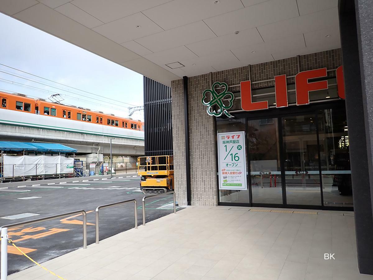 店舗は阪神本線近くにある。