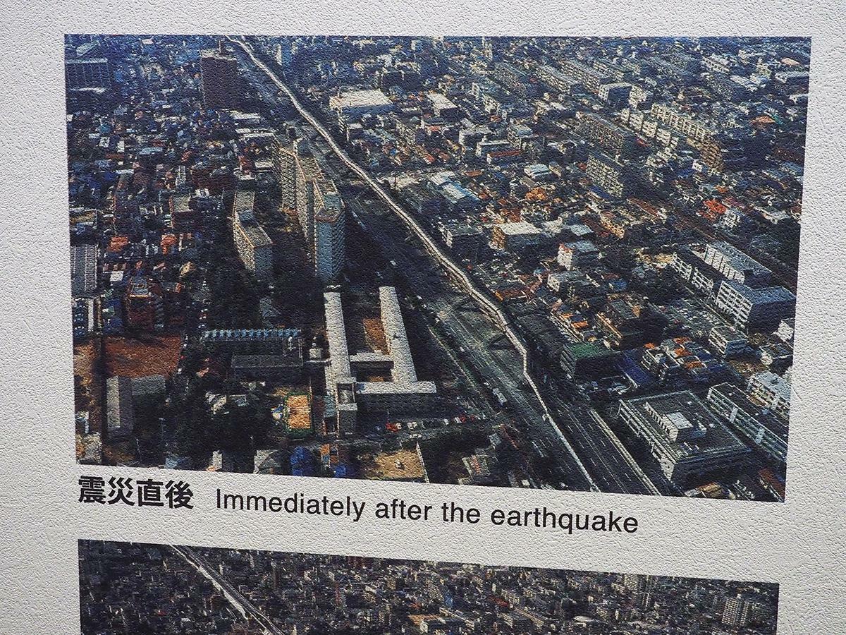 震災資料保管庫に展示されている倒壊した阪神高速の写真。