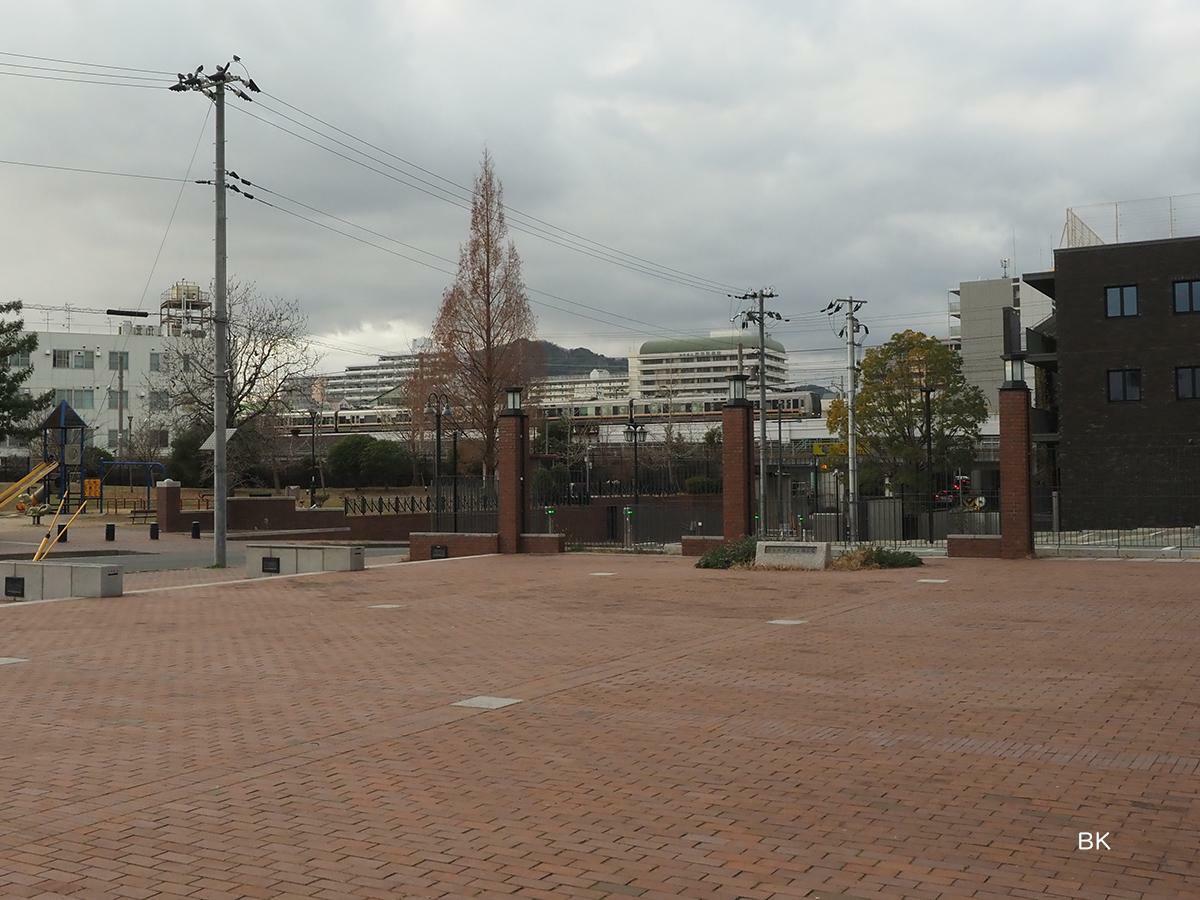 キャナルタウン広場からJR神戸線、和田岬線が見える。