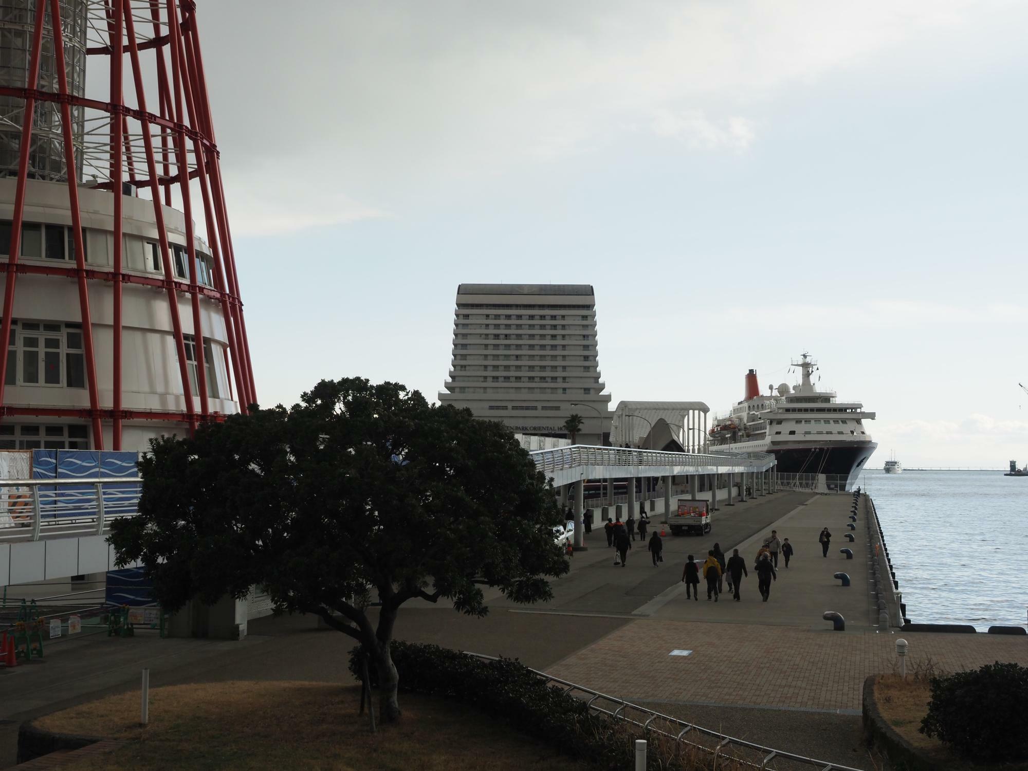 神戸港に着岸完了したにっぽん丸。