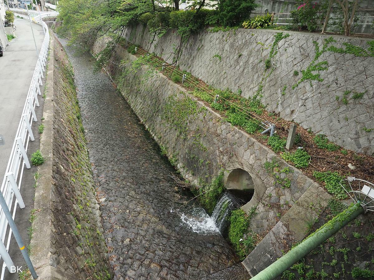 貧乏川から流れた水は杣谷川として流れていき都賀川につながる。