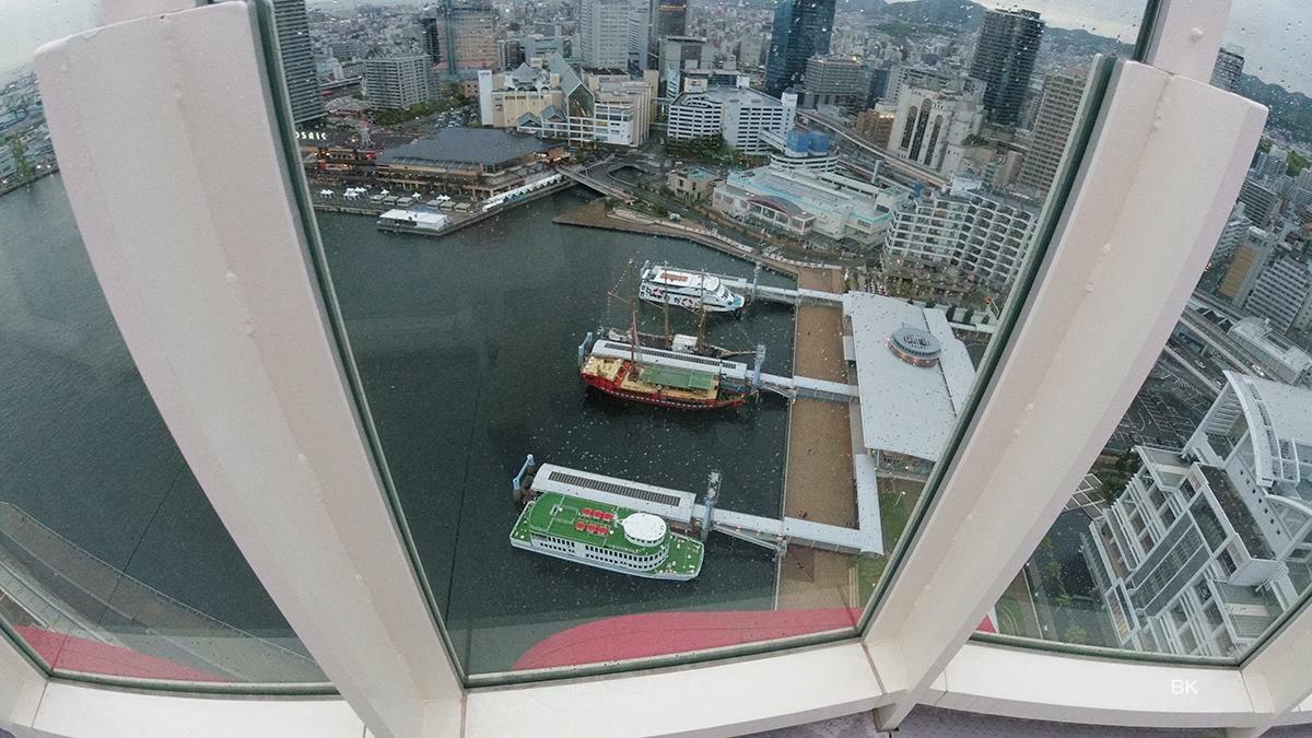 屋上デッキから神戸港を見下ろしてみた。