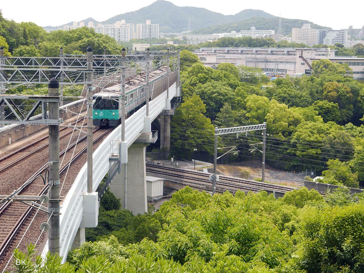 上の線路には神戸市営地下鉄が通る。