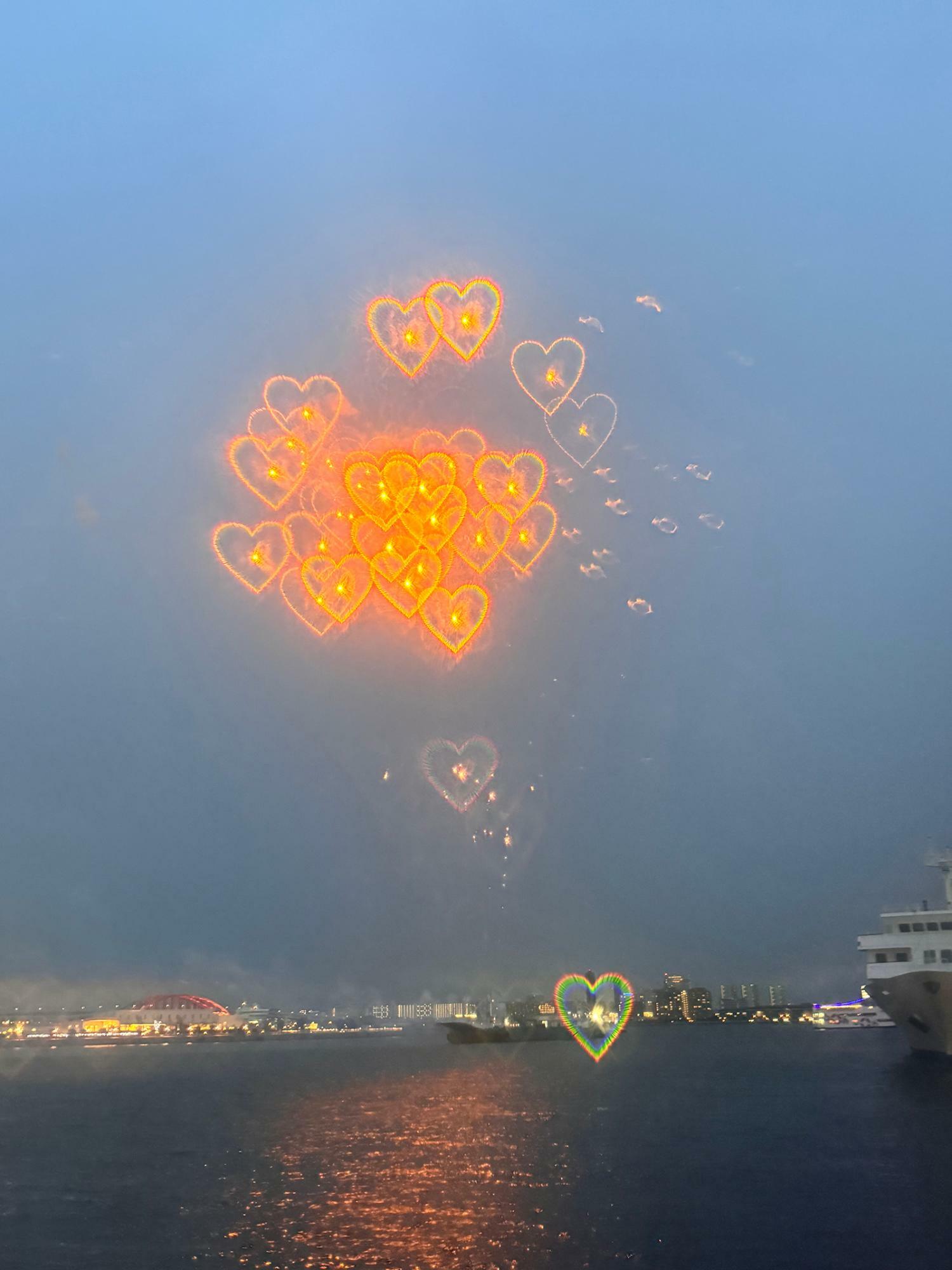 フォロカードを通して撮影した花火。