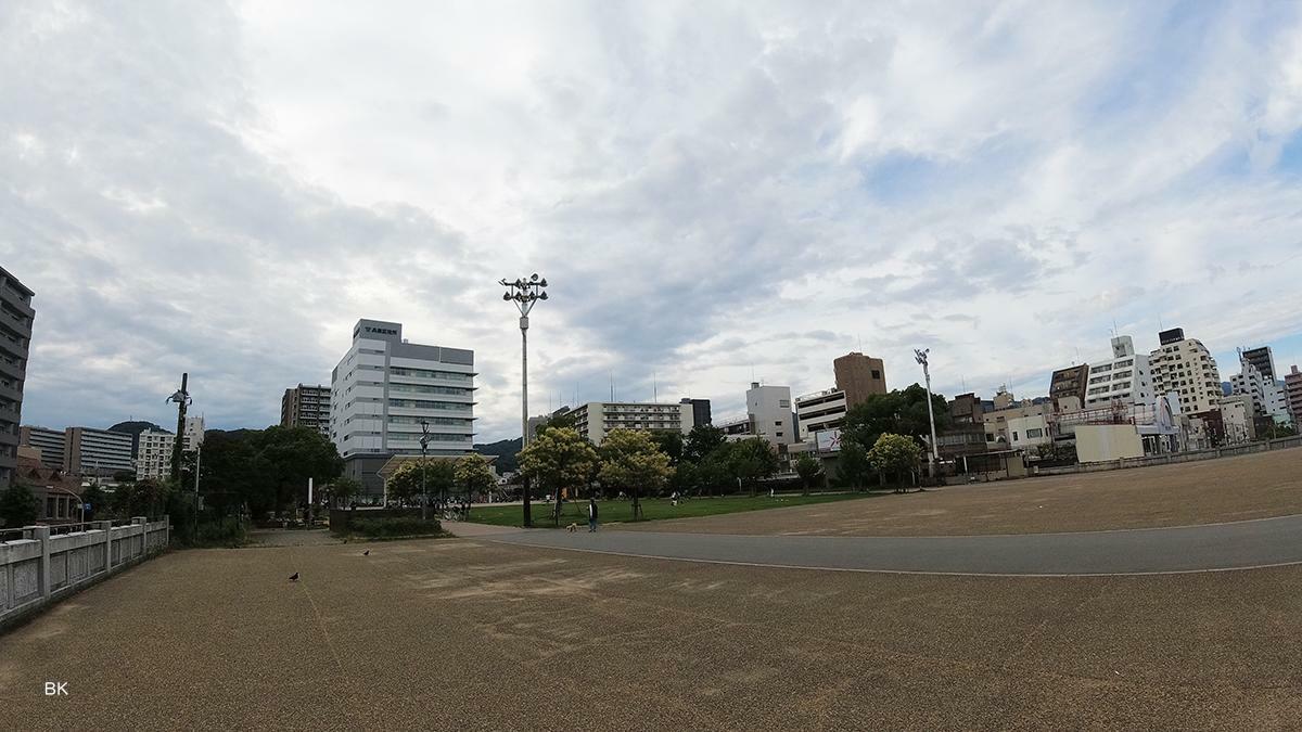 湊川トンネルの上にある湊川公園。