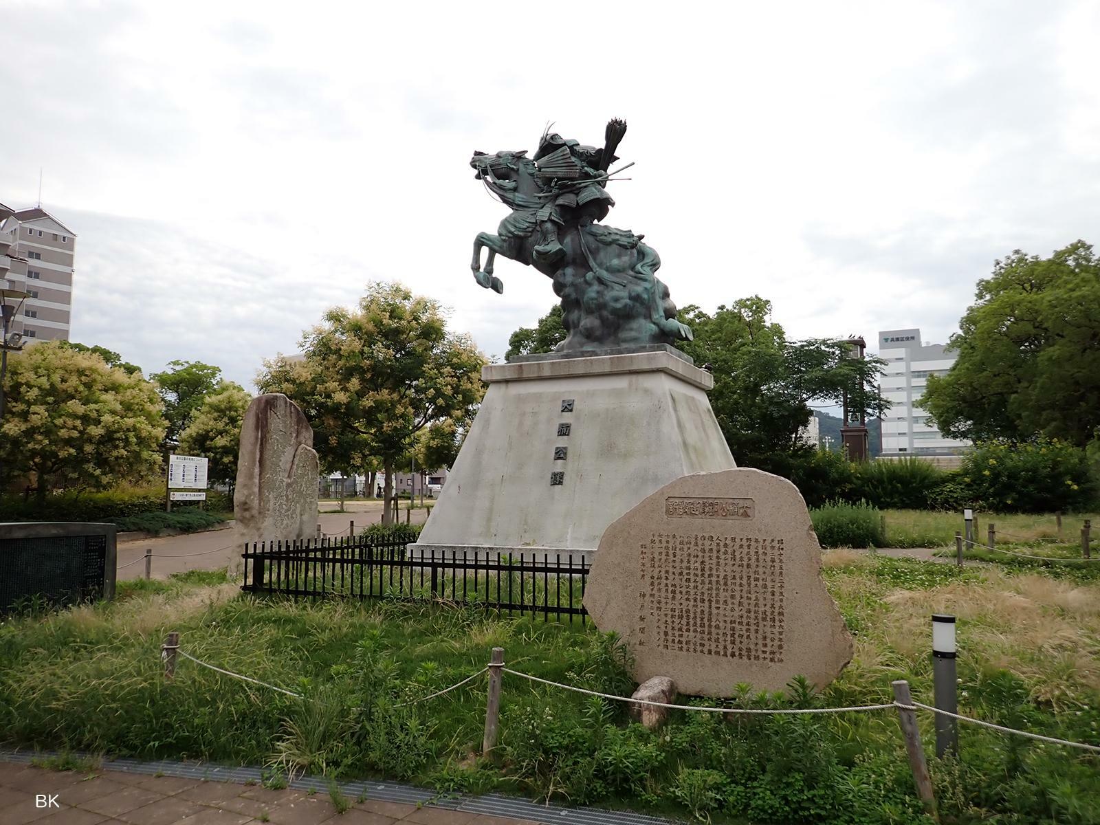 湊川公園にある大楠公像。