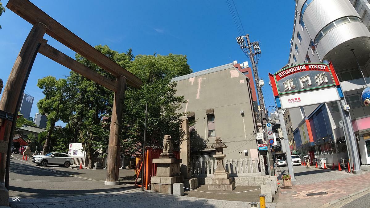 生田神社の鳥居横にある東門街のアーチ。