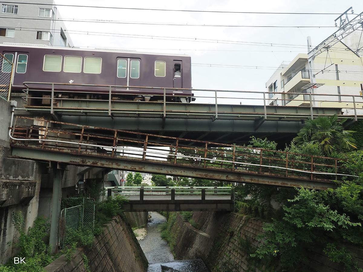 阪急神戸線の下に流れる西郷川。