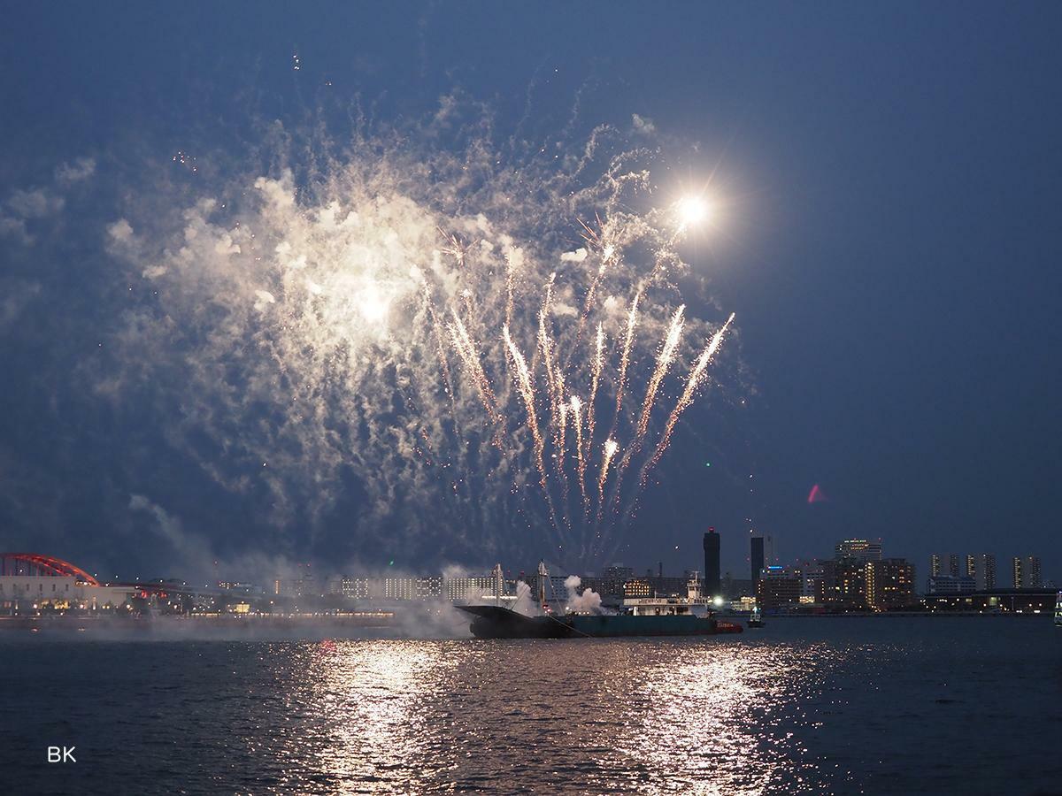 8月の土曜日の19:30に打ち上がる花火。