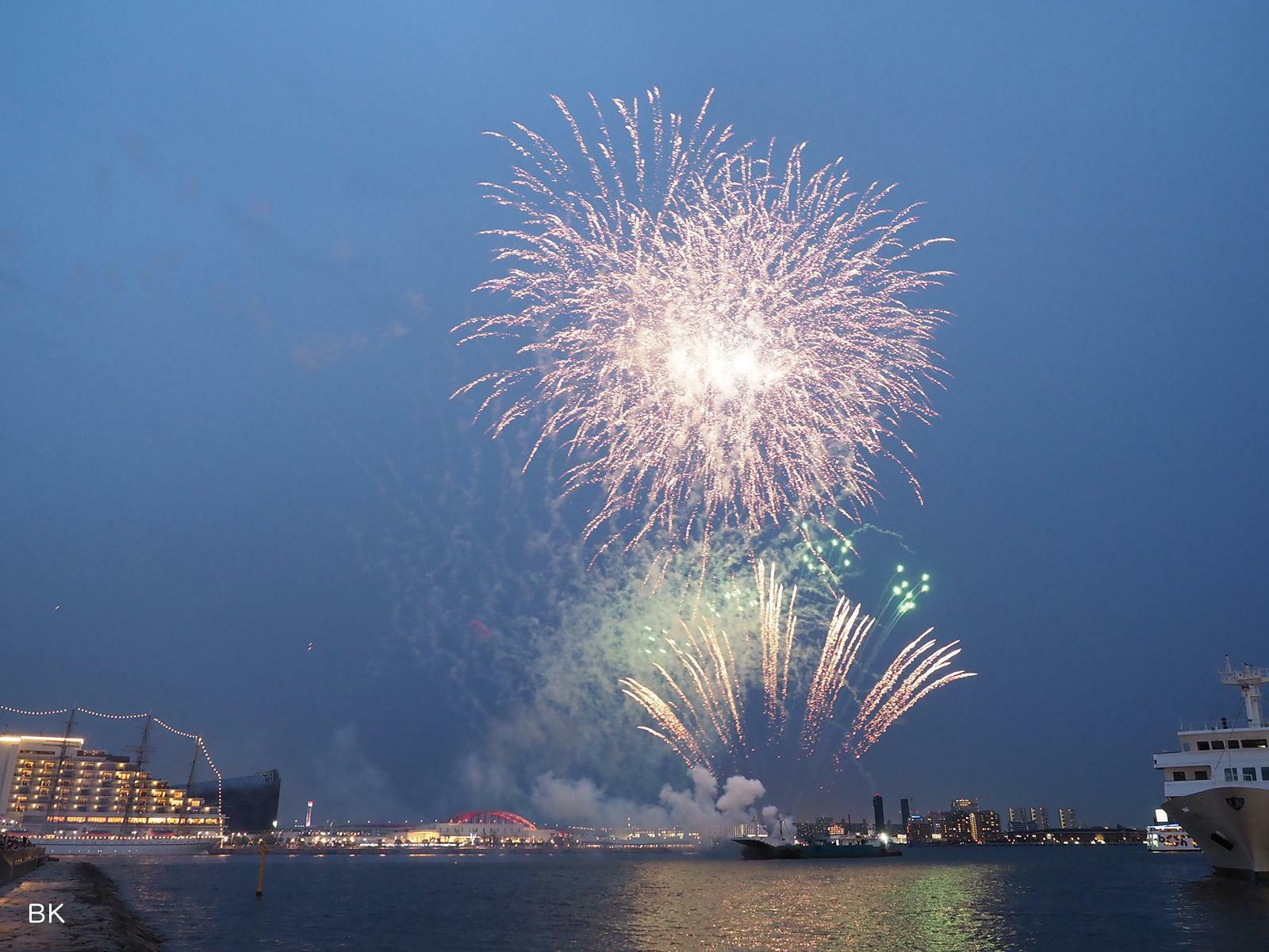 メリケンパークでの「神戸港ウィークエンド花火」も開催。