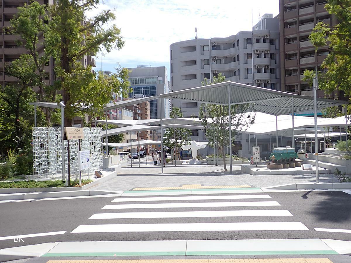 JR灘駅前南側駅前広場「灘の森テラス」。