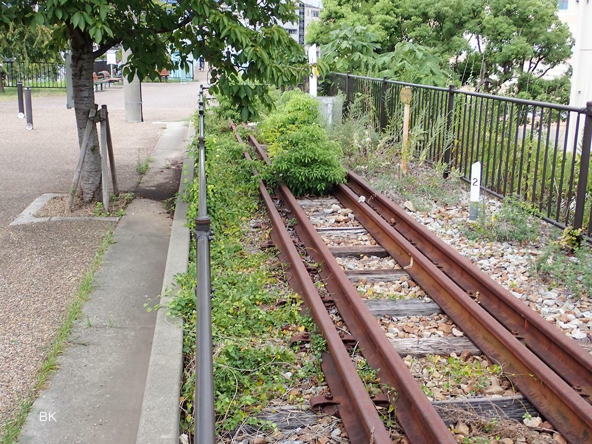 鉄橋を渡った後にも線路など鉄道に関するものが置かれている。