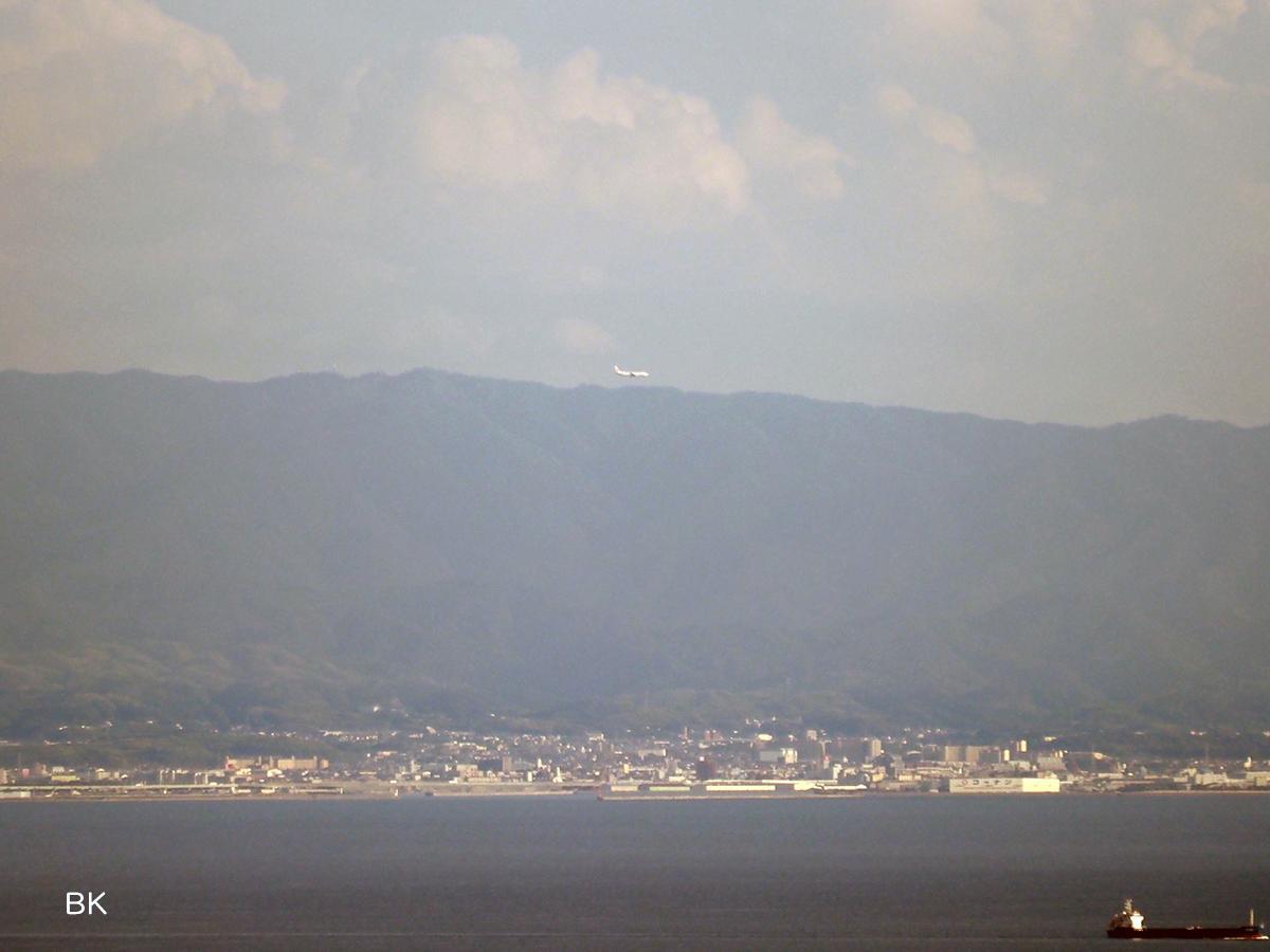 関空に着陸態勢に入った飛行機を見つけた。