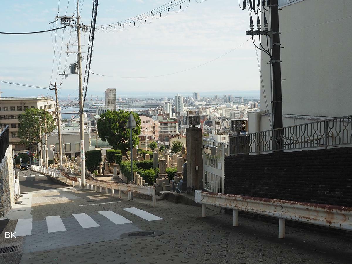 なだらかな坂から見える神戸の風景。