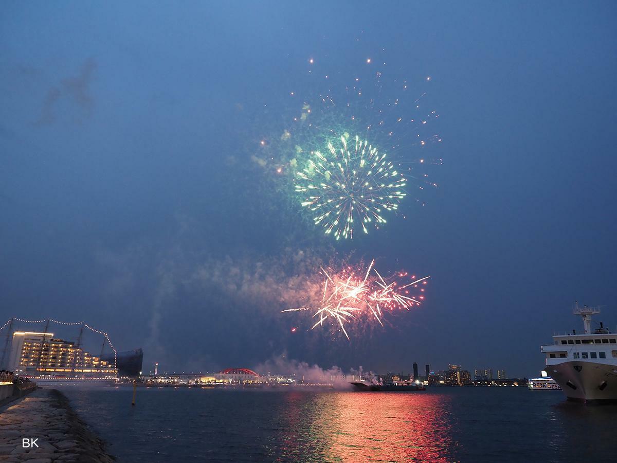 神戸港ウィークエンド花火での打ち上げ花火。