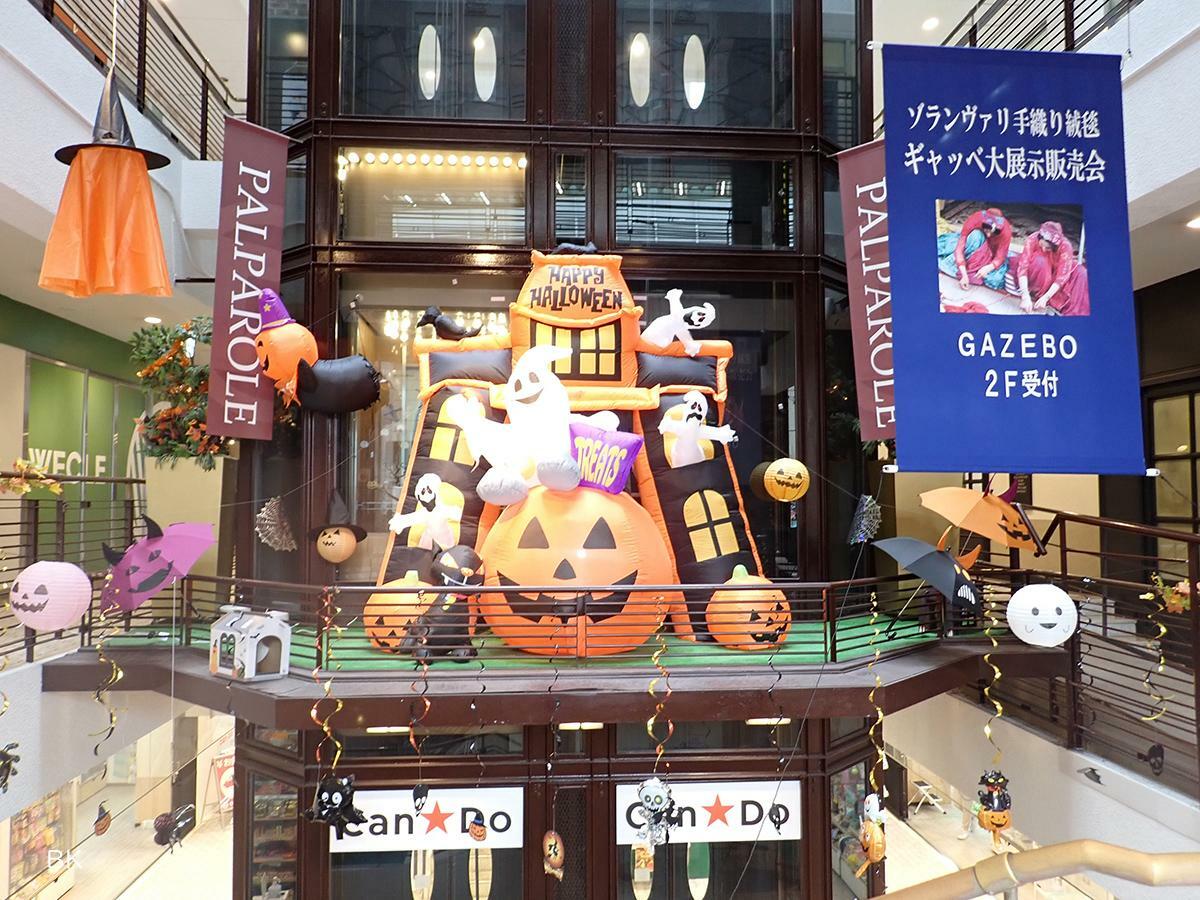 元町商店街ではハロウィンディスプレイも目立つ。