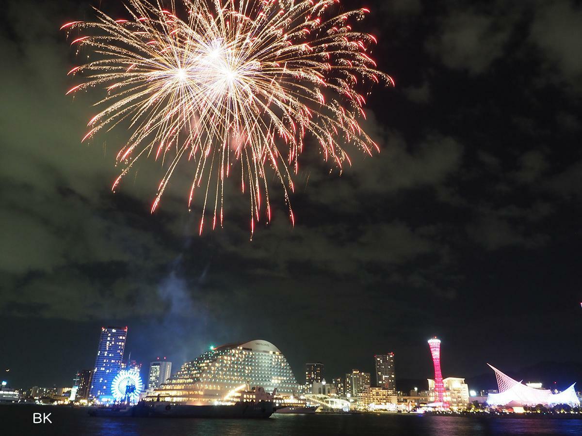 神戸の夜の15分間を花火とともに楽しんでみては。