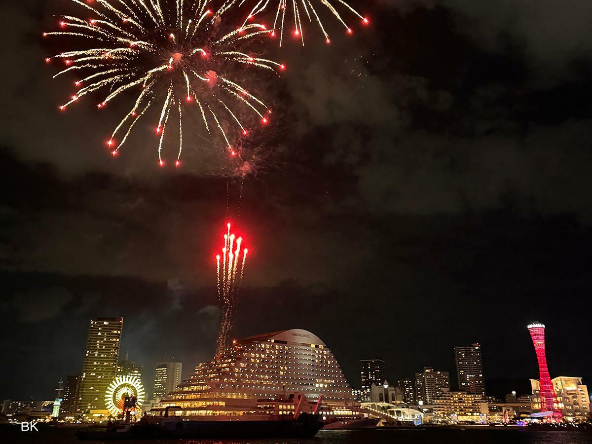 神戸港で行われる花火大会。