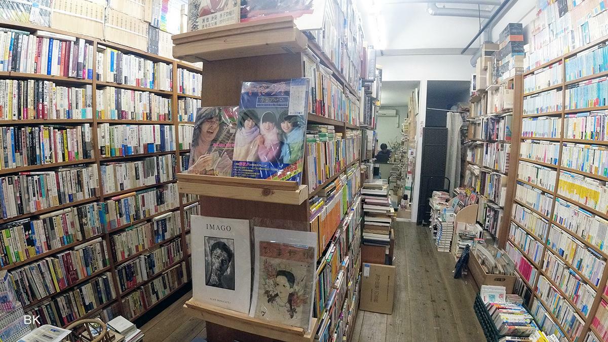 サンコウ書店の店内。