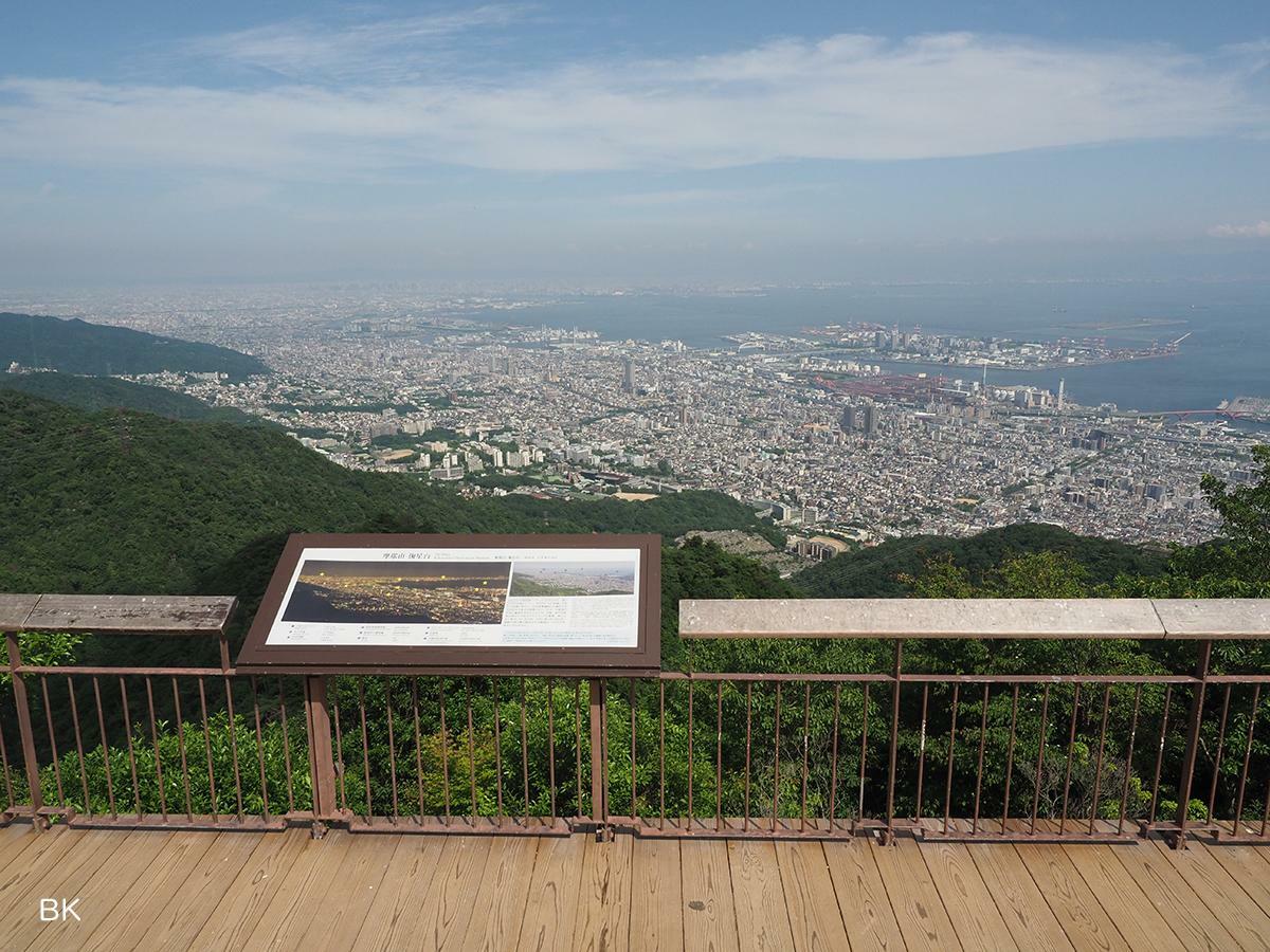 ドラマに登場する掬星台の展望台。