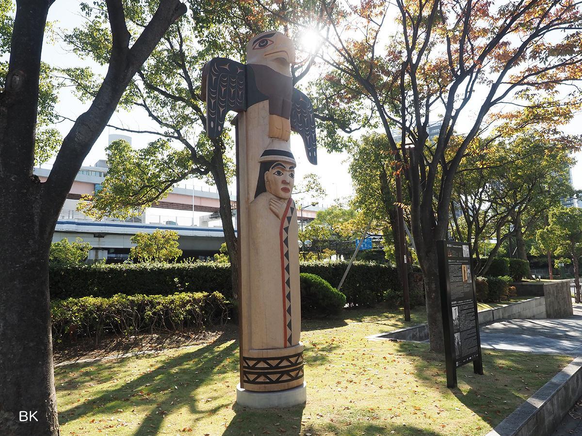 東遊園地に設置されているトーテムポール・ストーリーポール。