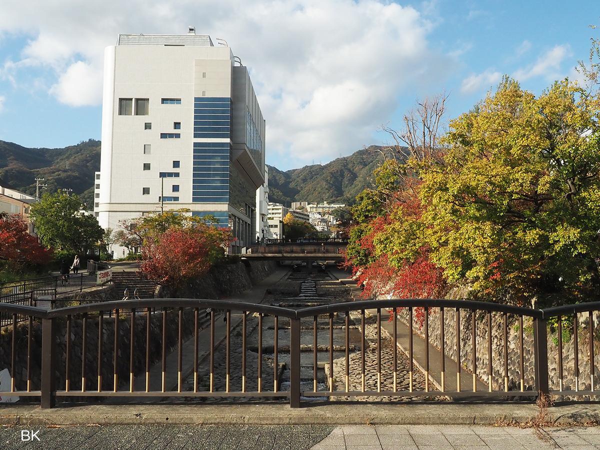 建物の横にある橋が炊き出しが行われた場所。