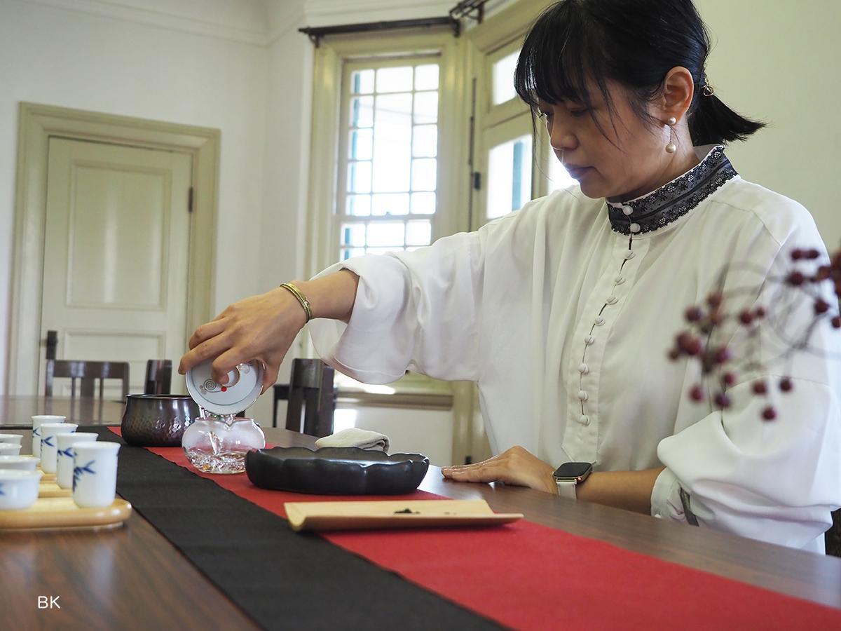 茶藝師の土浦美智さんによる台湾茶席。