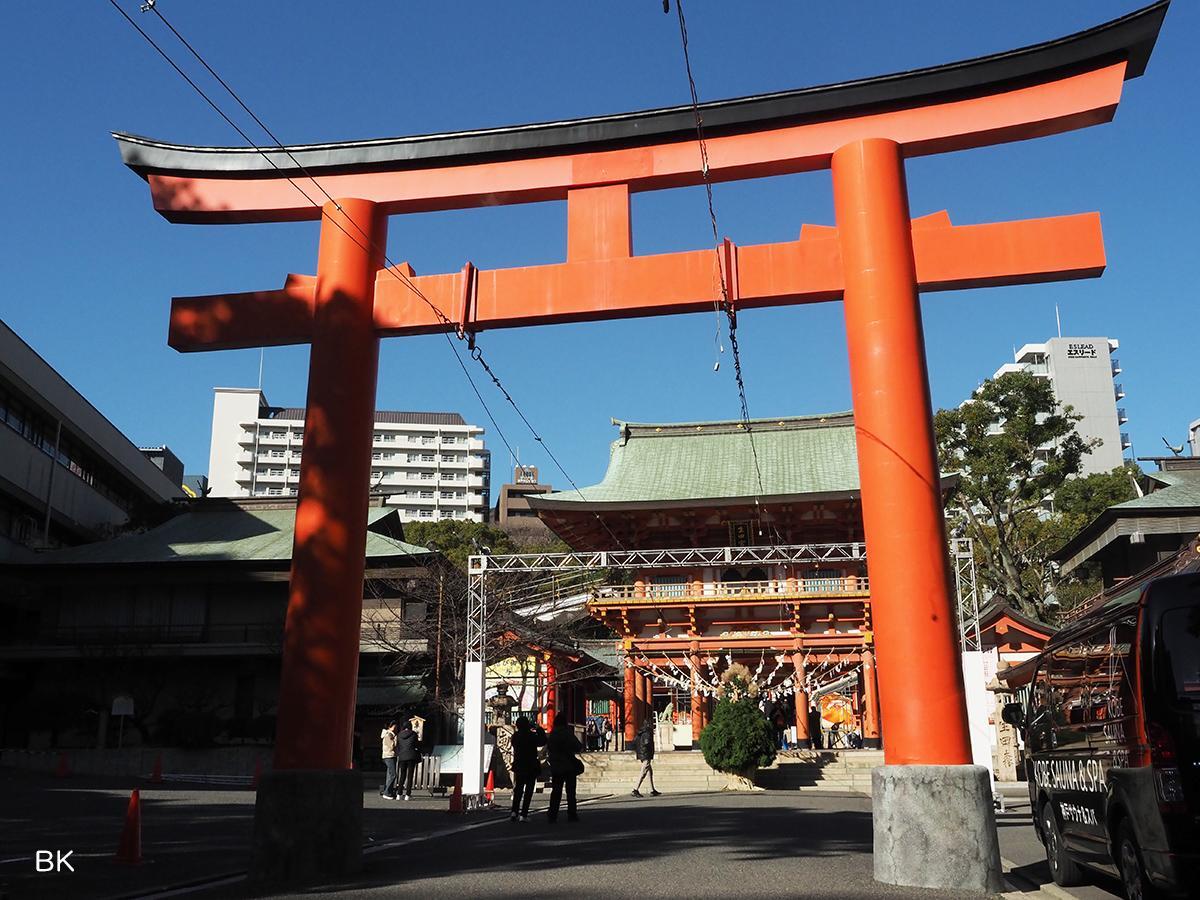 正月飾りの杉盛も置かれた生田神社。