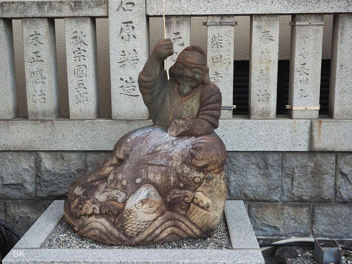 蛭子神社境内にあるえびす像。