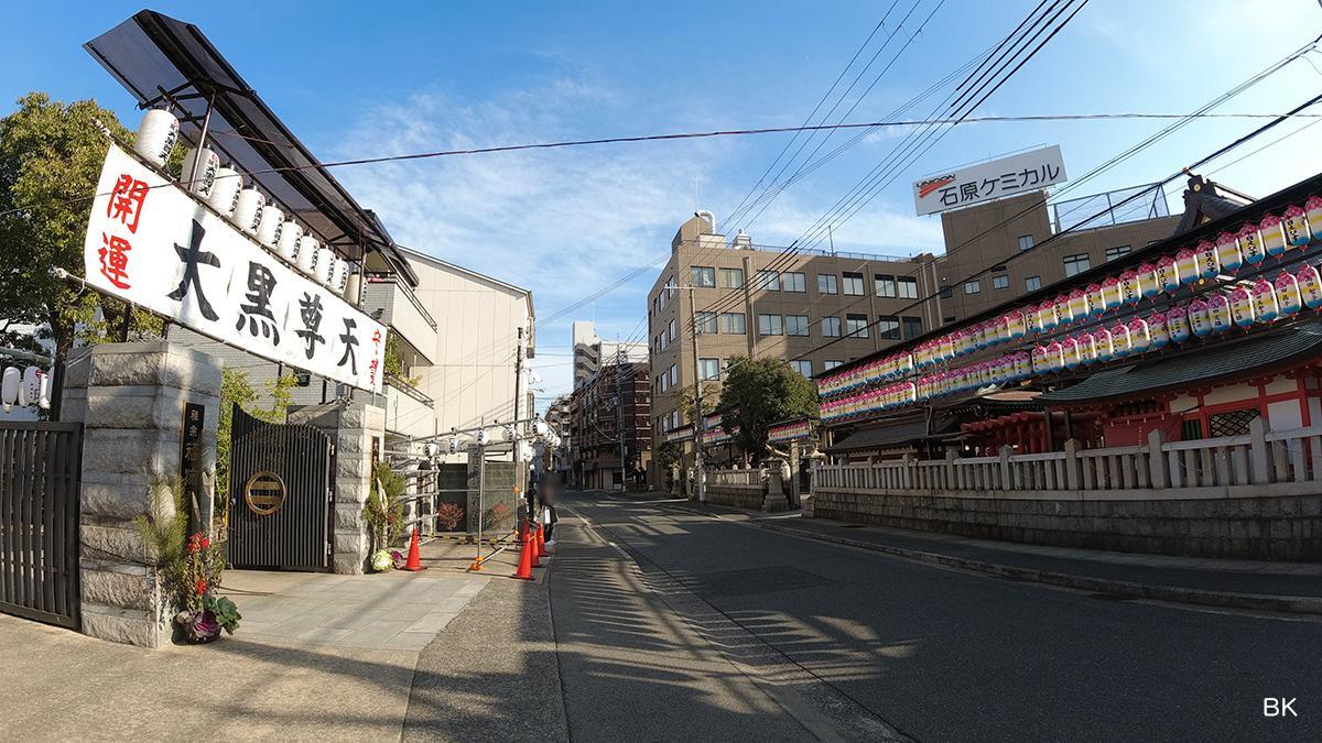 右が蛭子神社、左は福海寺。