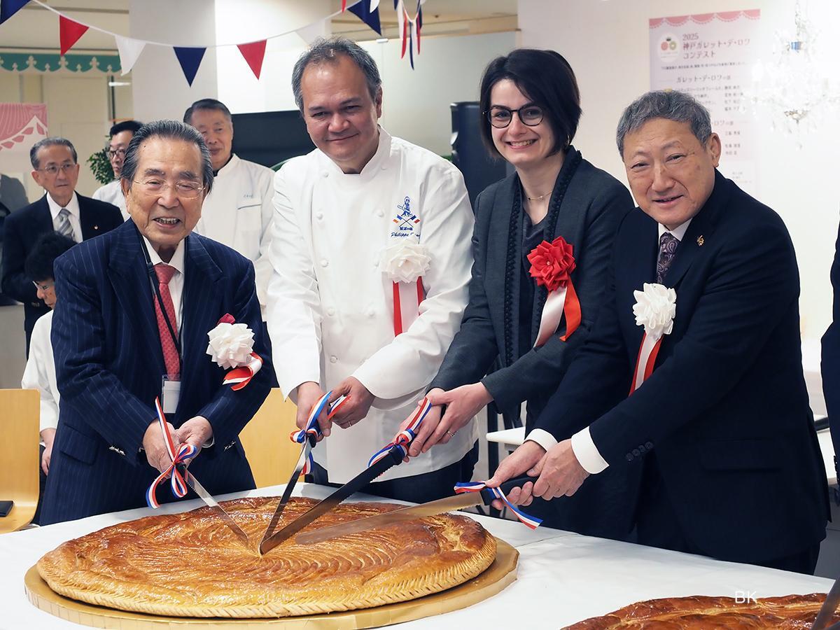 開幕式でガレットカットをするフランス総領事館のセシル・ドゥセ氏(右から2人目)ら関係者たち。