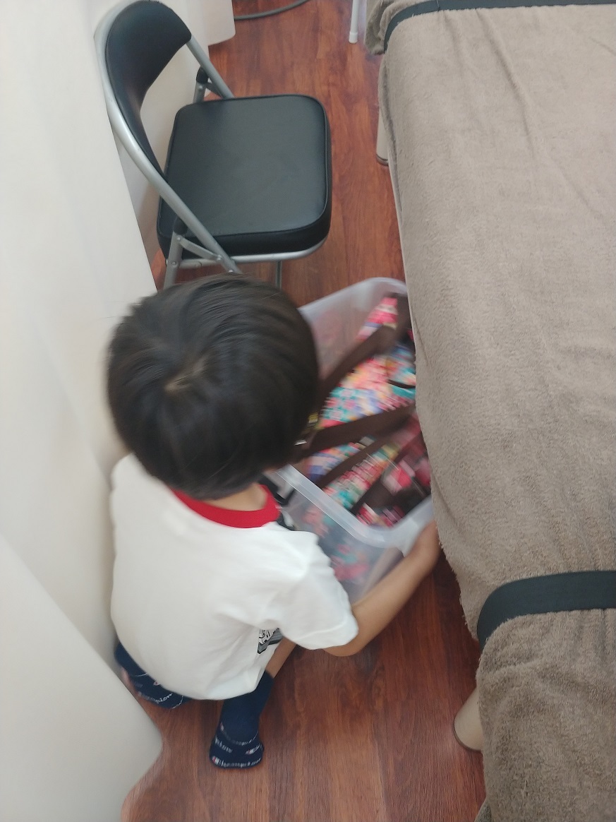 子ども用に黒い椅子を用意していただきました。荷物をしまうのを手伝う息子。