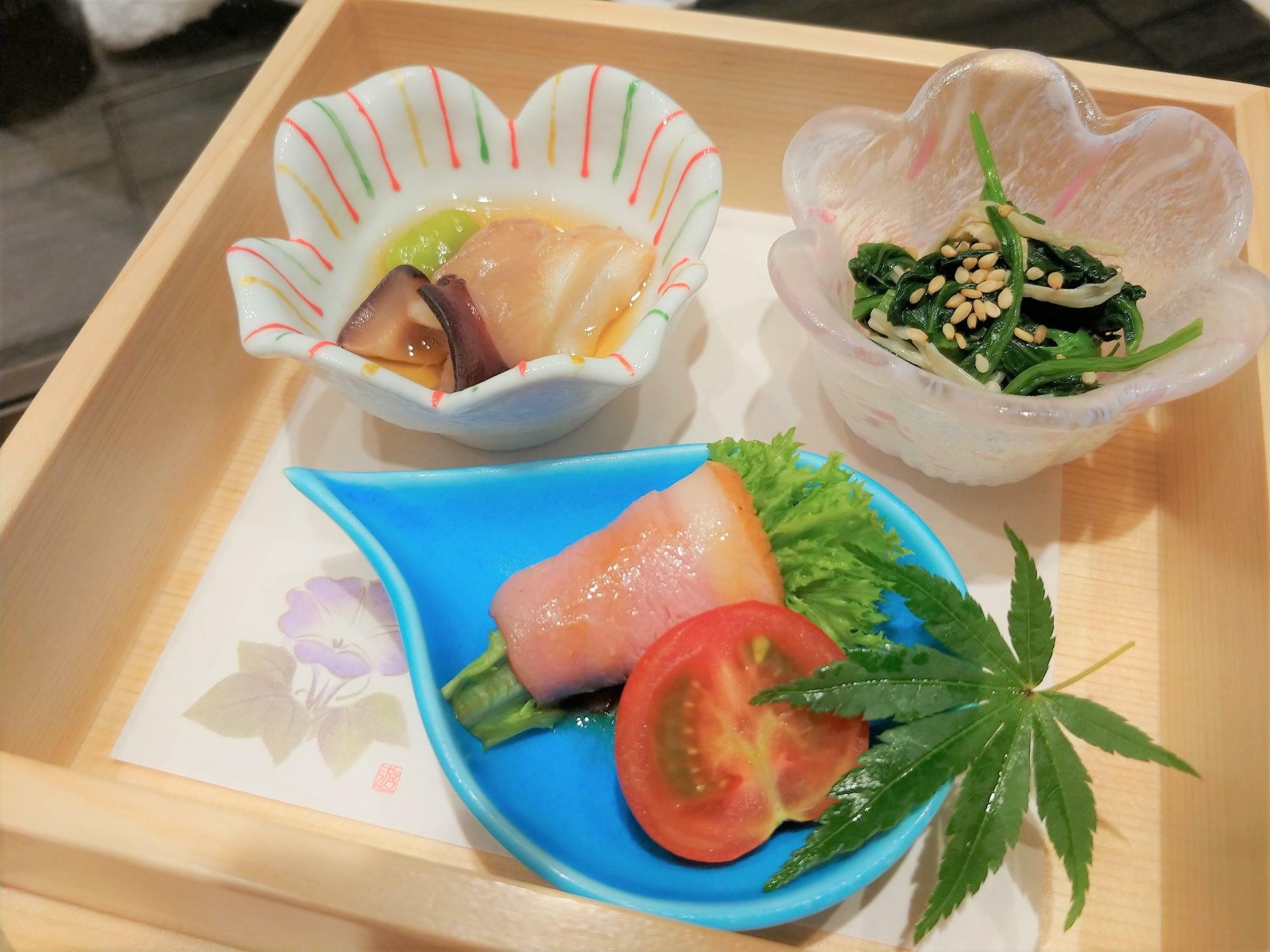 前菜：鴨野菜巻き　地場産ほうれん草胡麻風味　北海道産水蛸含め煮