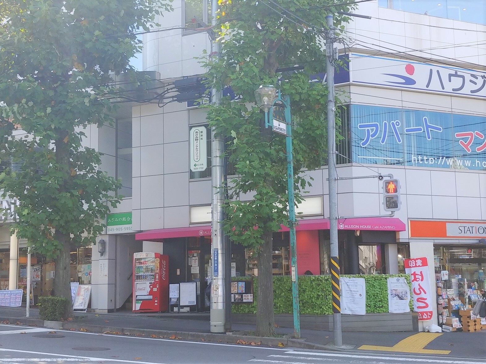 道路を渡るとすぐ店舗が見つかりますう。駅近くの便利なカフェです。