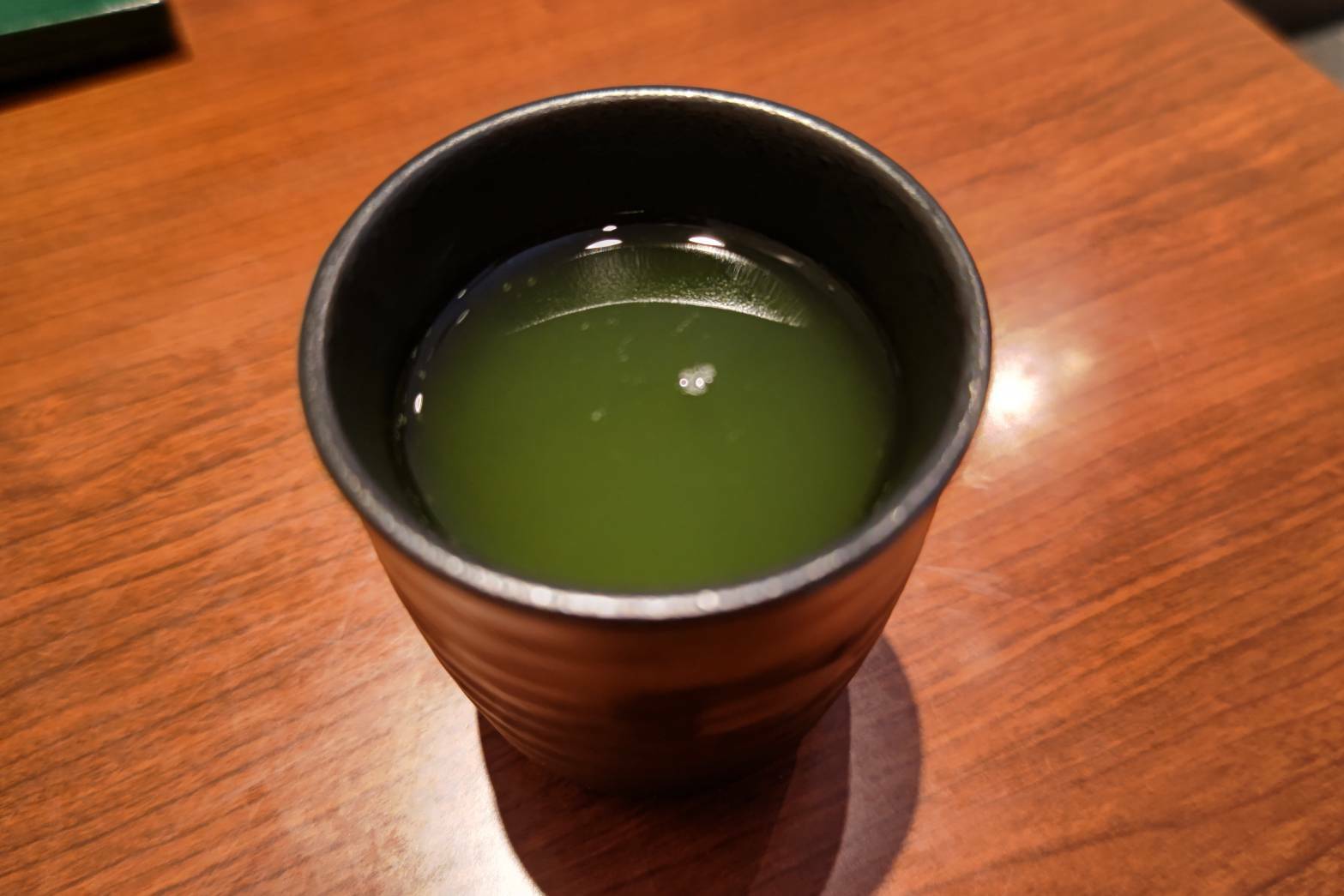 お水じゃなくて、冷たい緑茶なのがイイ！